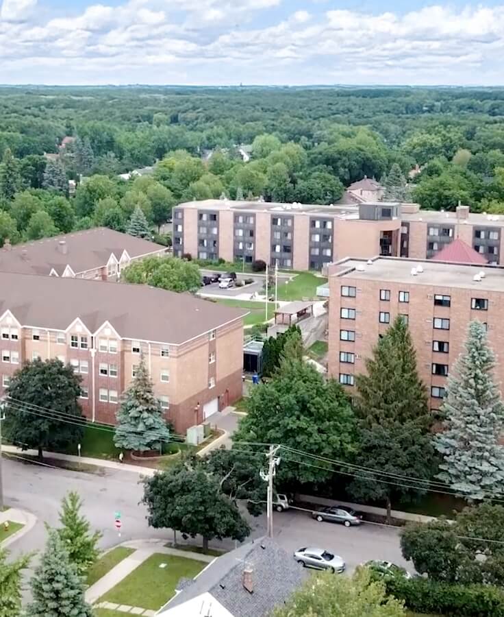 Aerial view of Lyngblomsten’s residential buildings surrounded by greenery and trees.