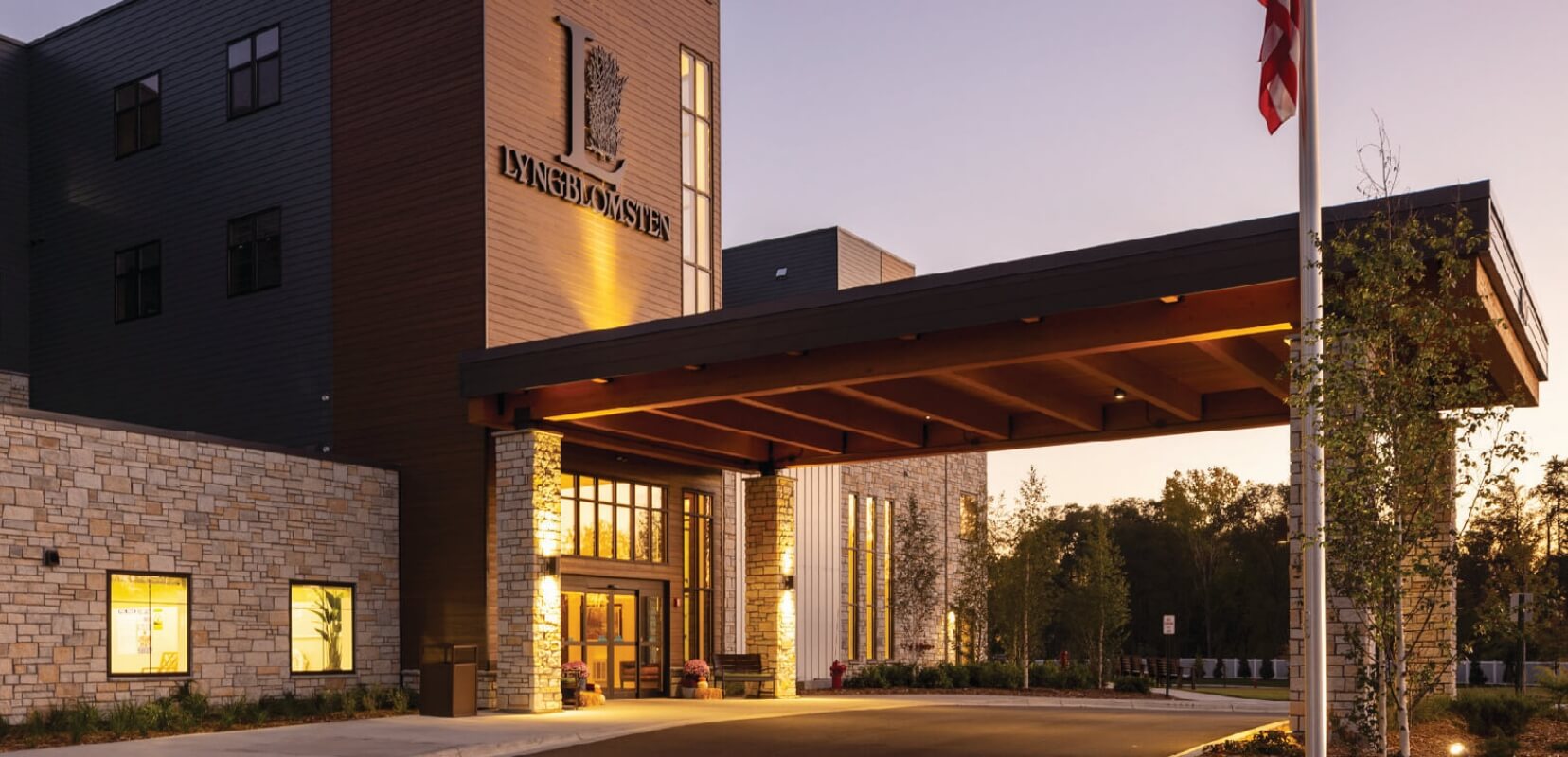 Main entrance of Lyngblomsten Lino Lakes at dusk