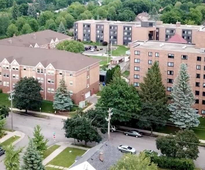 Aerial view of the Lyngblomsten campus, showcasing residential buildings and lush greenery.