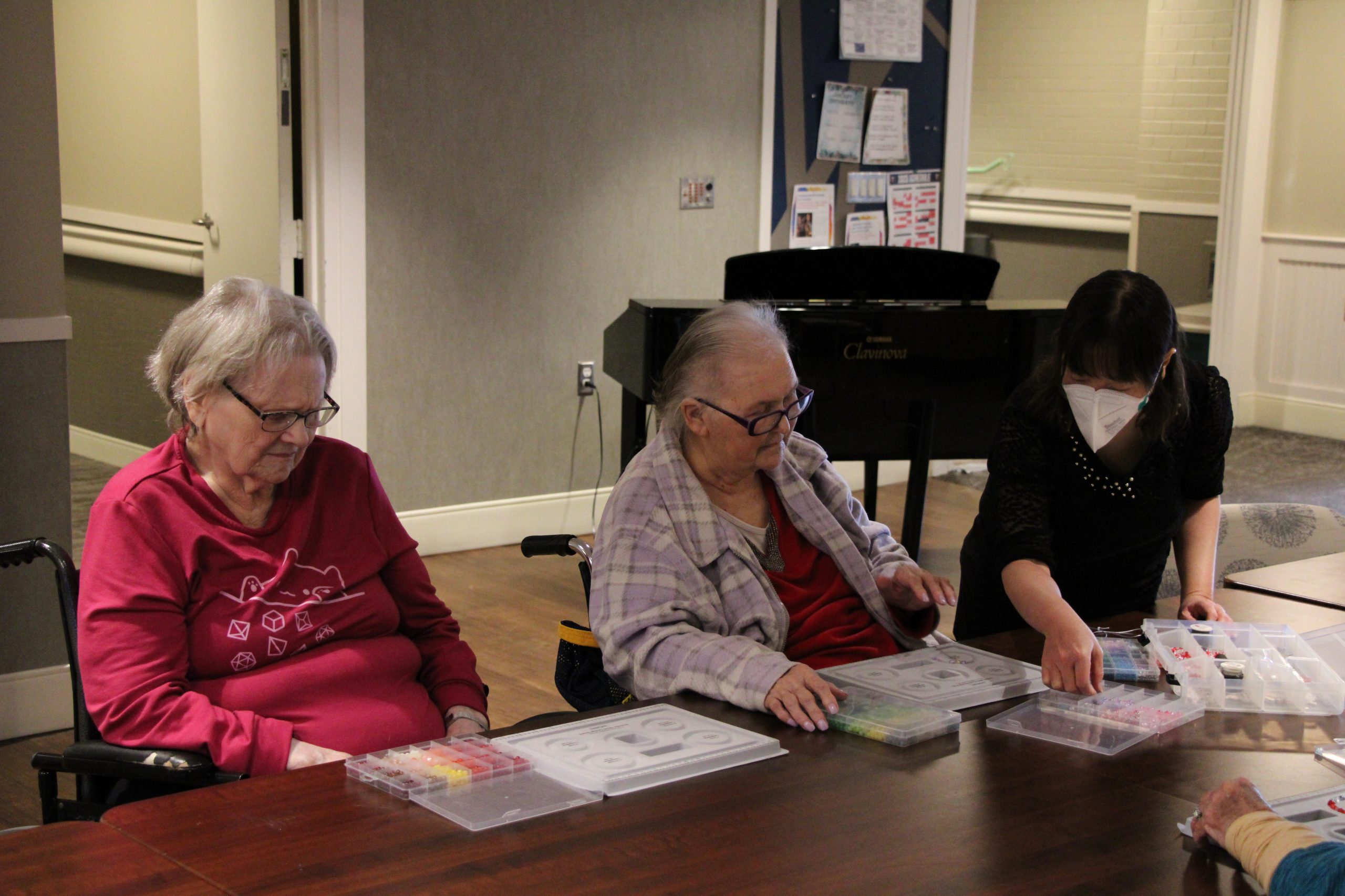 Lyngblomsten Care Center Residents Gather for Bracelet Making