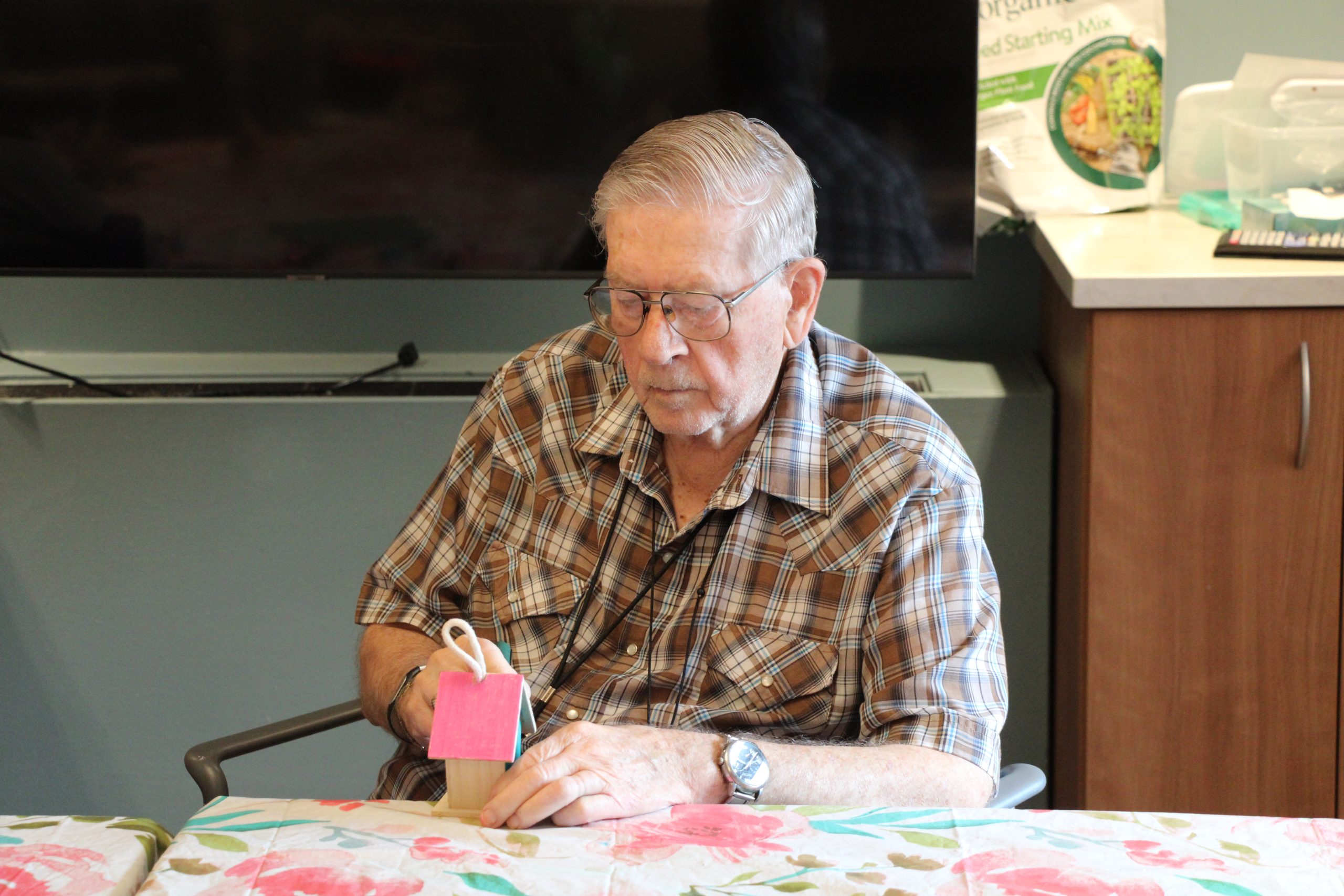 Lyngblomsten Care Center Residents Paints a Birdhouse