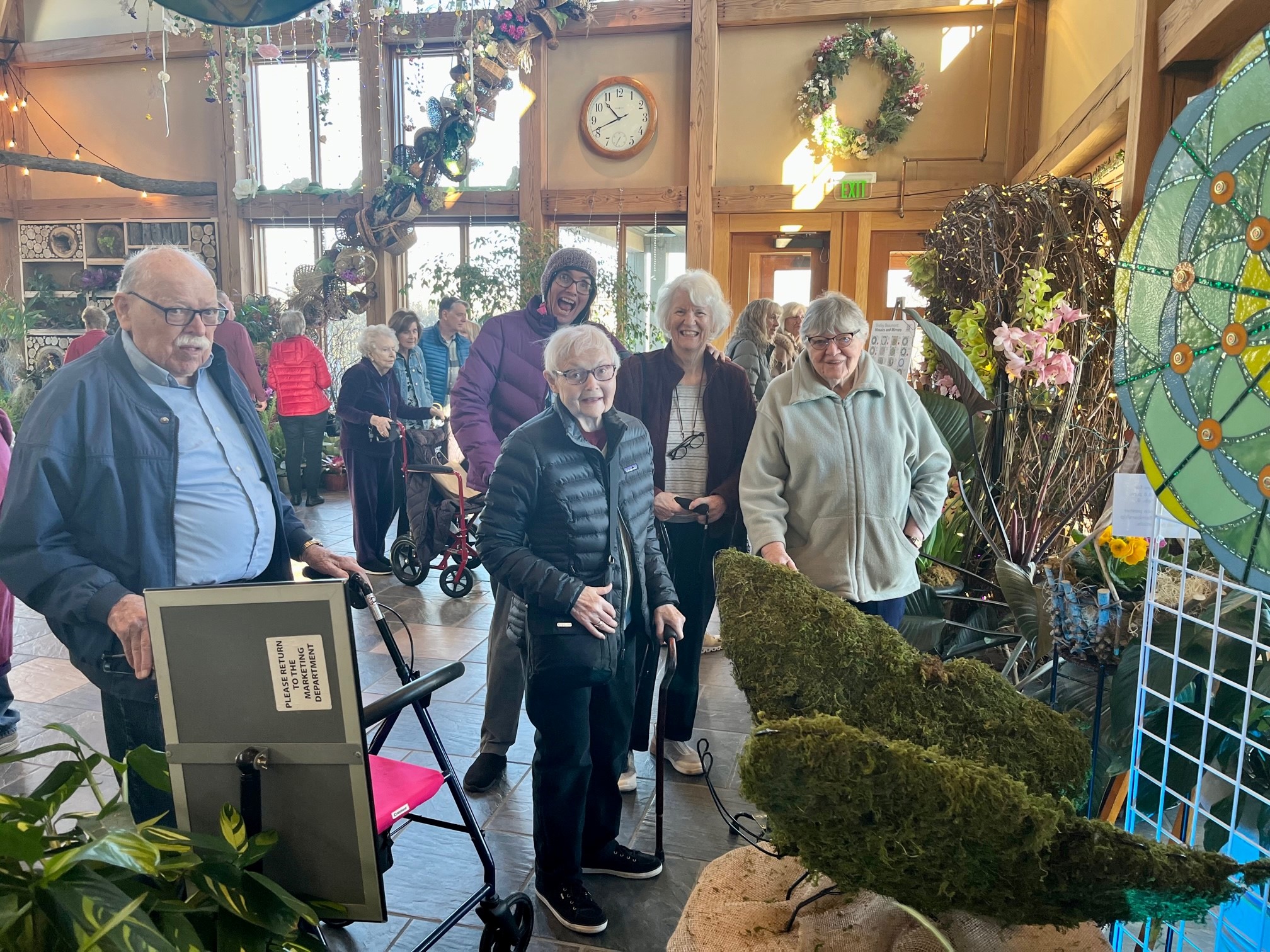 Residents from The Heritage at Lyngblomsten go to the Arboretum